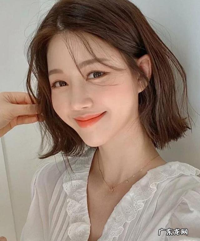 2022年最流行的烫发女士 2022年最流行的烫发中长款