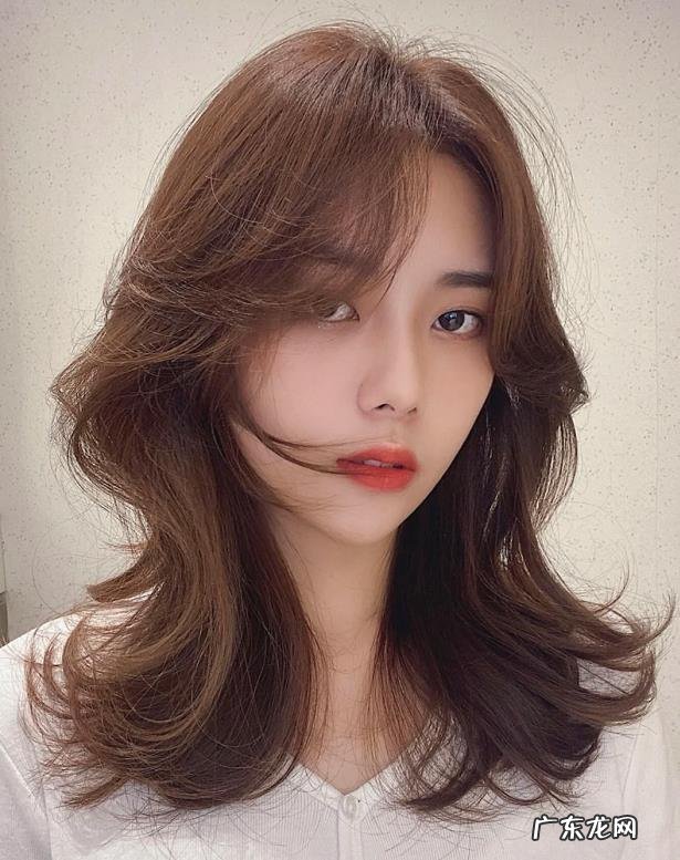 2022年最流行的烫发女士 2022年最流行的烫发中长款