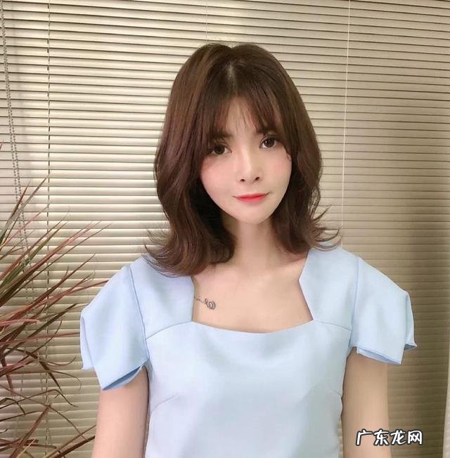 2022年最流行的烫发女士 2022年最流行的烫发中长款