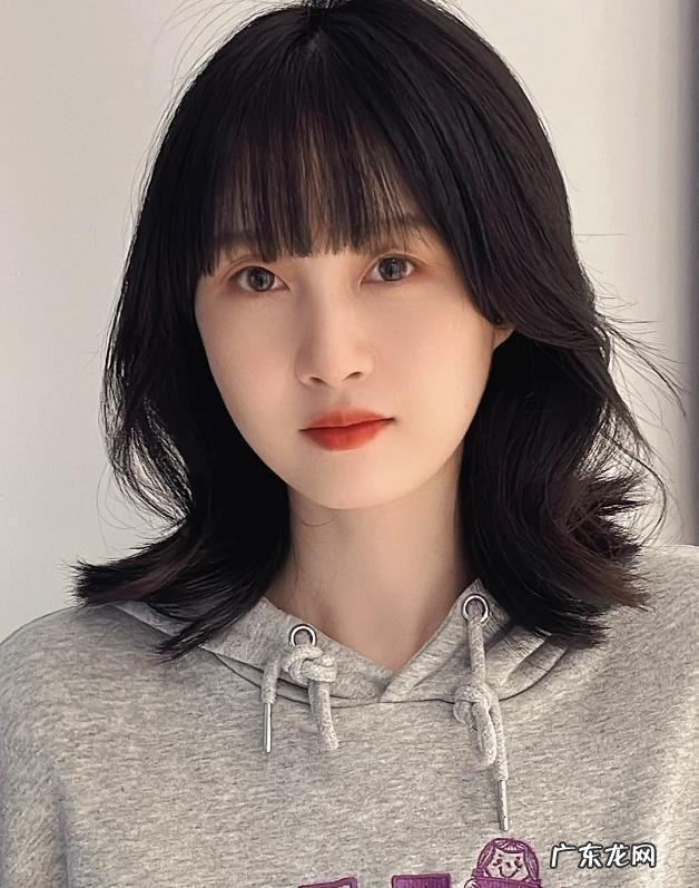 2022年最流行的烫发女士 2022年最流行的烫发中长款