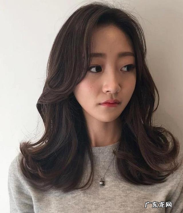 2022年最流行的烫发女士 2022年最流行的烫发中长款