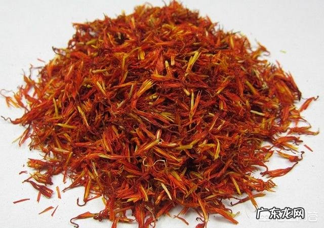 艾叶红花老姜益母草泡脚的功效 冬天用红花、艾叶、鸡血藤、益母草、生姜泡脚有哪些功效与作用？