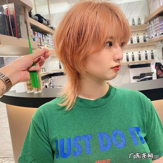 黑发中短发烫发 黑发烫发发型女短发