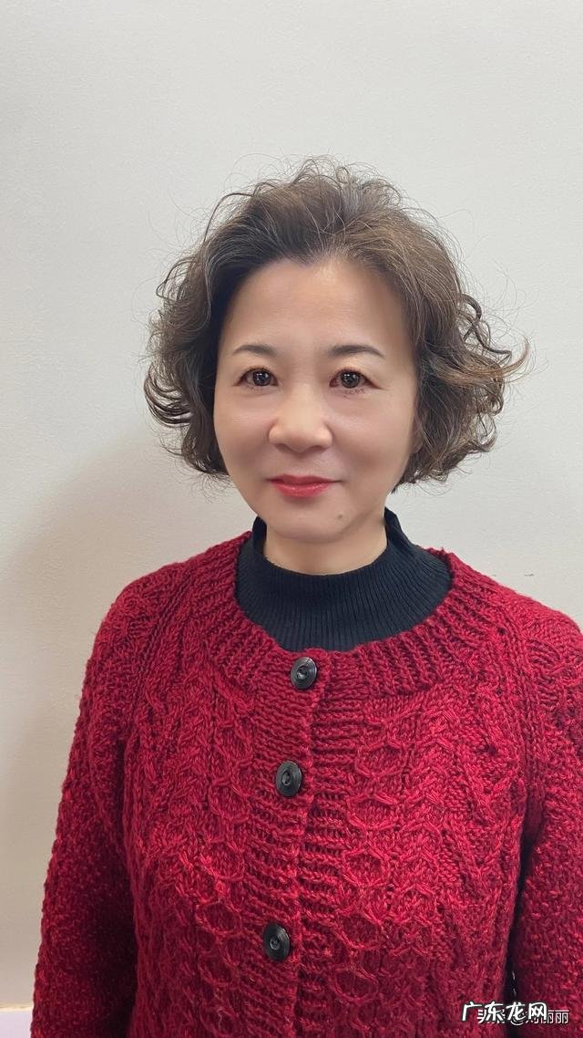 黑发中短发烫发 黑发烫发发型女短发