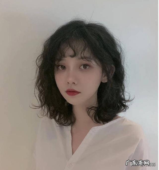 黑发中短发烫发 黑发烫发发型女短发