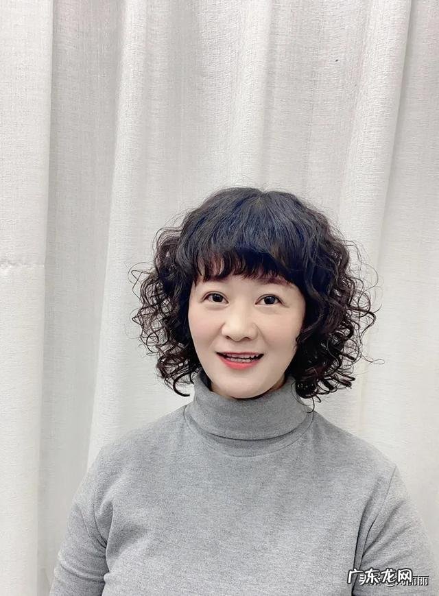 黑发中短发烫发 黑发烫发发型女短发