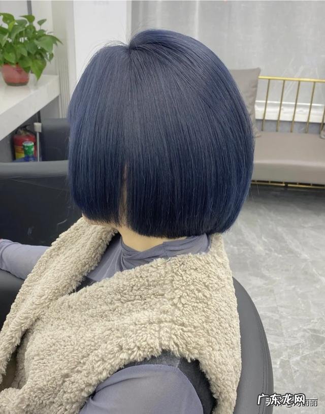 黑发中短发烫发 黑发烫发发型女短发