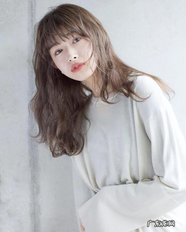 2022年最流行的中长发型烫发减龄 2020流行烫发图片中长发超卷发型