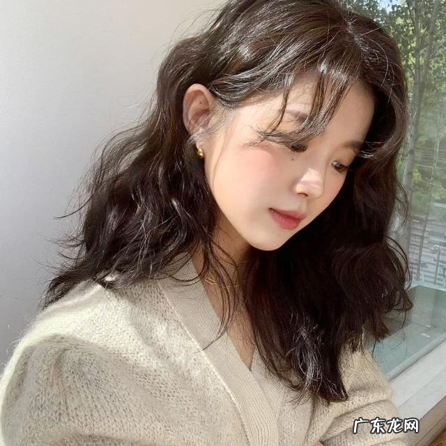 2022年最流行的中长发型烫发减龄 2020流行烫发图片中长发超卷发型