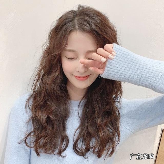 2022年最流行的中长发型烫发减龄 2020流行烫发图片中长发超卷发型