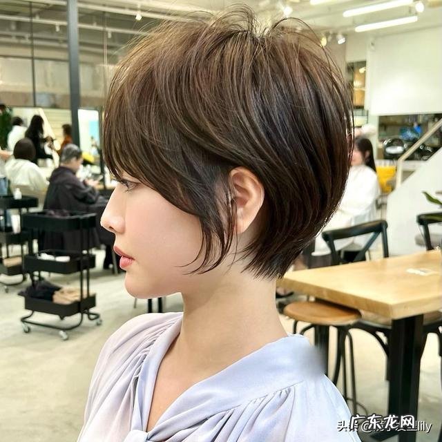 45岁女人 发质软的短发发型 45岁女士短发发型图中长发