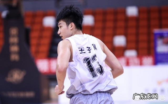 28投狂砍52分!CBA最强二轮新秀,谁还敢说他是菜鸟?