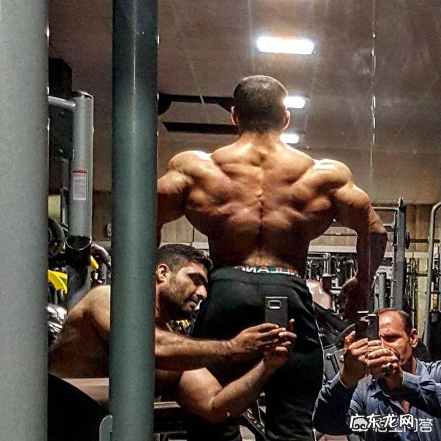 如何在短时间内迅速提高自己的体能做十几个引体上向?