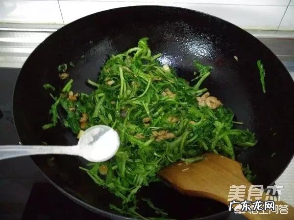 茼蒿有什么营养价值？什么人不适合吃茼蒿吗？