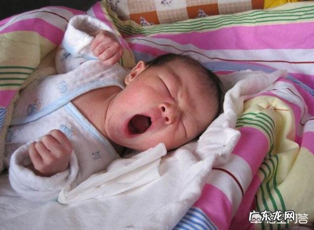 母乳喂养的新生儿,一天大便有8次多,小便10多次。正常吗
