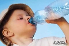 夏天一天喝多少水最好，千万不能“勤补水”？