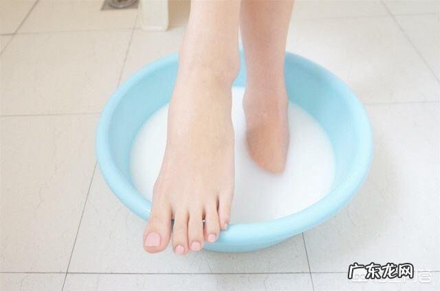 脚后跟疼痛干裂脱皮什么原因怎么回事?