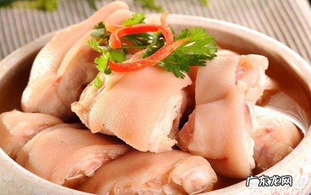 脸上皮肤T区出油,其他地方干的掉皮用什么护肤品和化妆品?