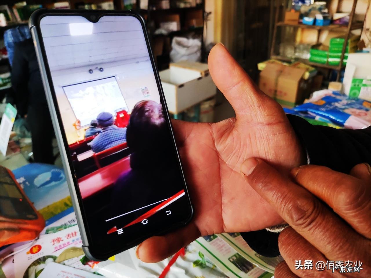 化肥销售有猫腻:买一袋复合肥赠送两袋有机肥,专挑农村老人下手