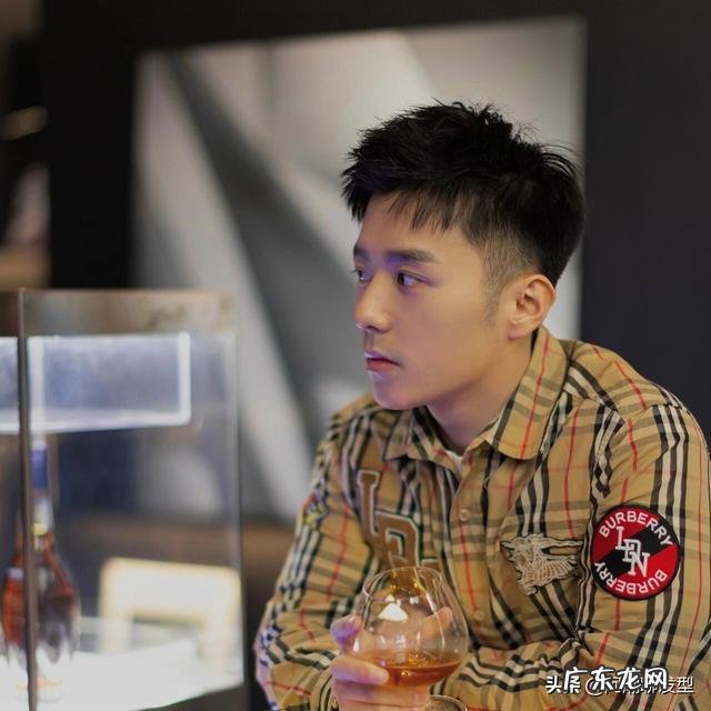 2022圆脸最火发型 2022圆脸减龄最新发型