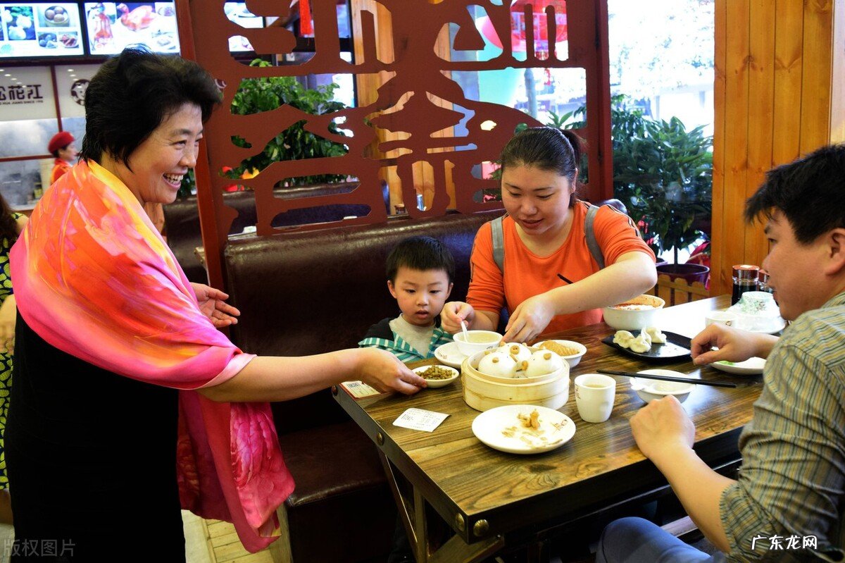 山东大娘开饺子馆,利用“苹果手机免费送”,一年盈利300万