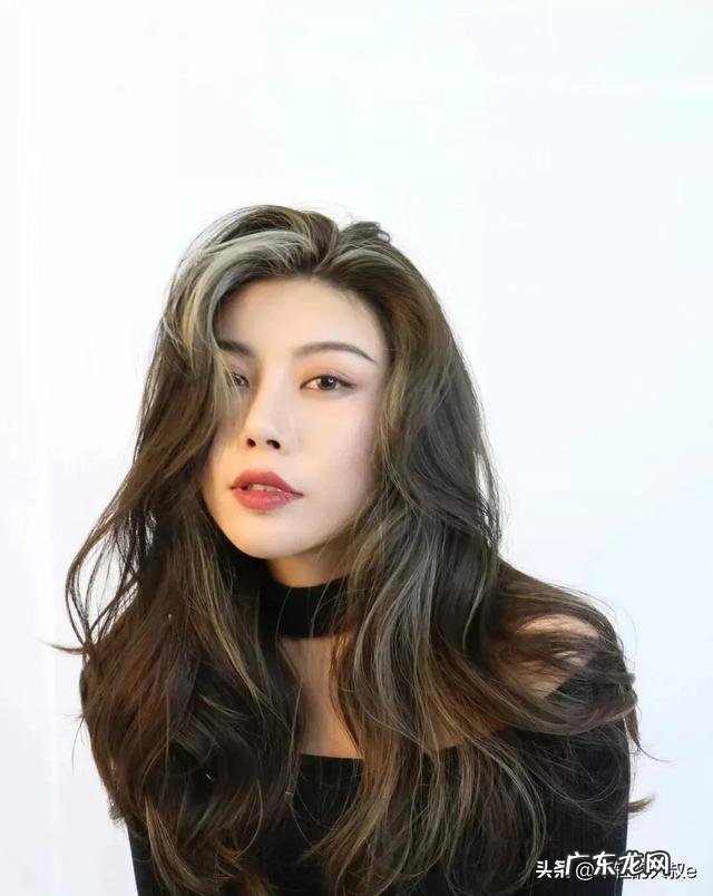 2022流行烫发女生长发 2022女士长发烫发图片大全