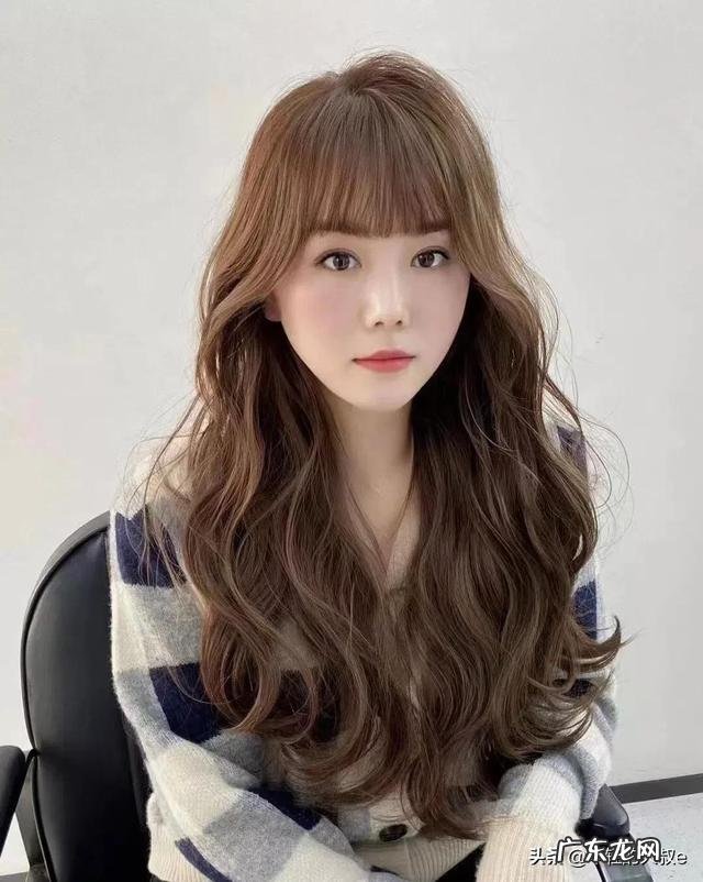 2022流行烫发女生长发 2022女士长发烫发图片大全