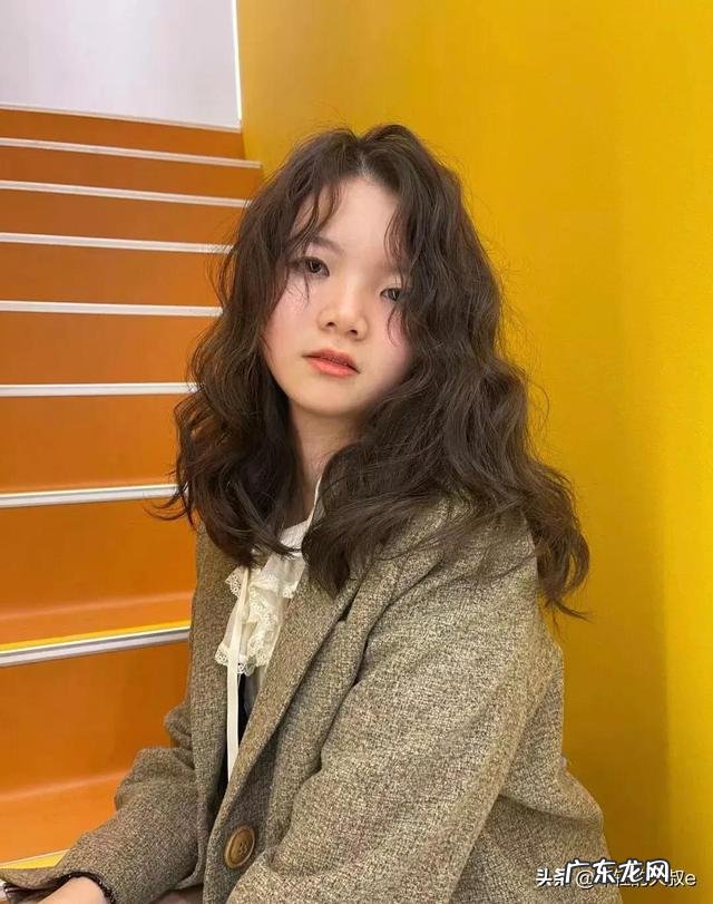 2022流行烫发女生长发 2022女士长发烫发图片大全