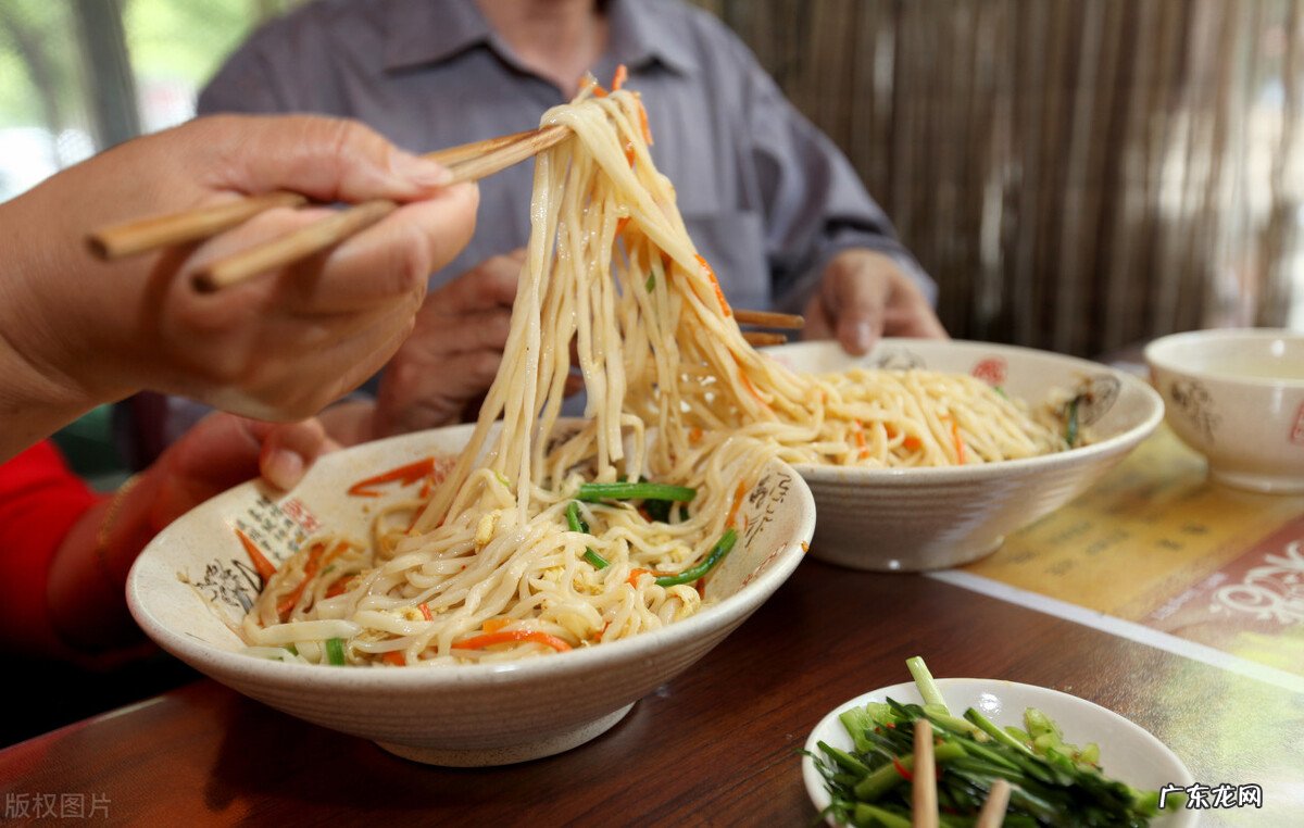 重庆小伙开小面馆,利用“小面免费不要钱”,一年盈利89万