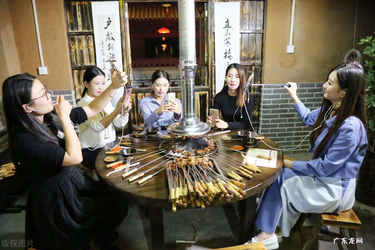 湖南夫妻开烤肉店,利用“一元钱吃烤肉”,一年盈利200万