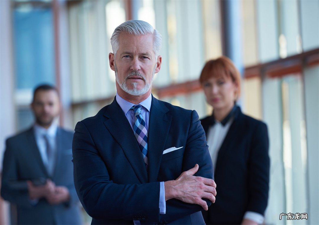 新任的单位一把手,到底需不需要主动靠近积极汇报的下属们?