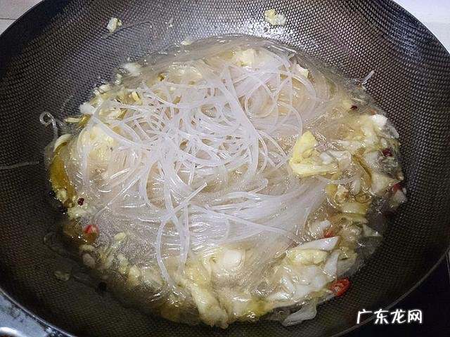 泡菜苕粉肉丝怎么炒不粘锅?