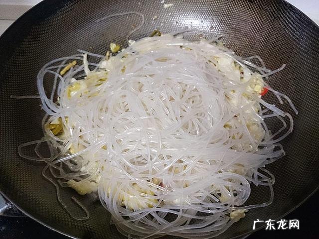 泡菜苕粉肉丝怎么炒不粘锅?