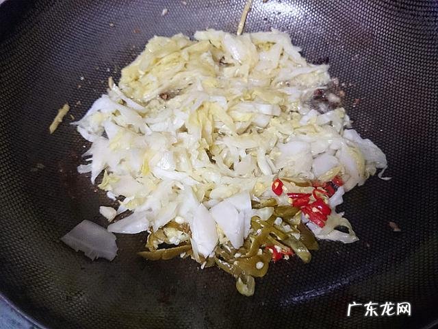 泡菜苕粉肉丝怎么炒不粘锅?