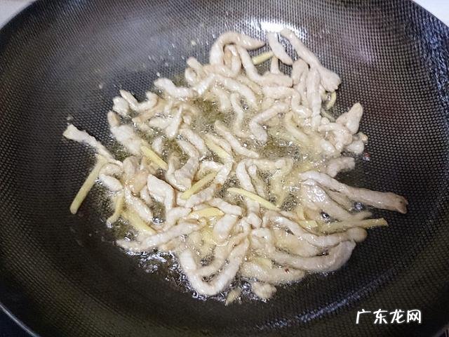 泡菜苕粉肉丝怎么炒不粘锅?