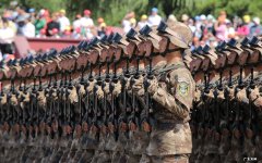 卖狗皮膏药的医生拔罐拔出血来是怎么回事？