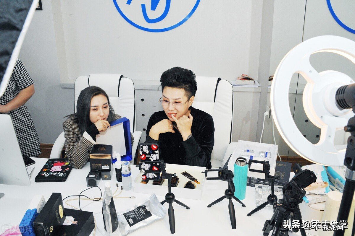 李佳琦带货100亿的背后,却是三喜三忧!商家们:我们太难了