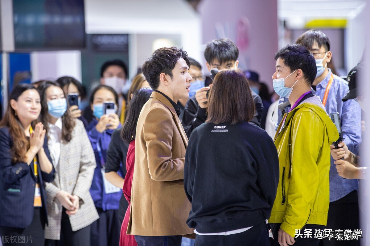 李佳琦带货100亿的背后,却是三喜三忧!商家们:我们太难了