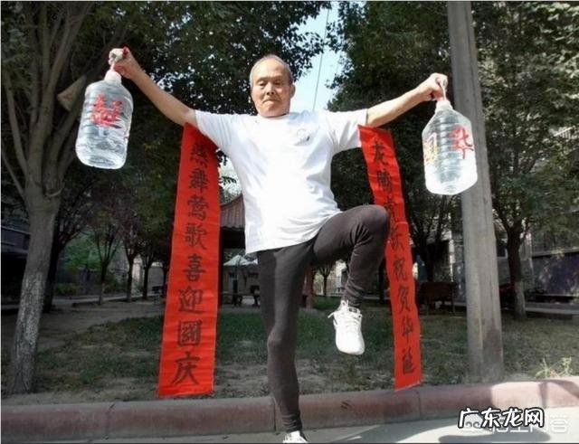 六十多岁的人每天怎样练习深蹲?