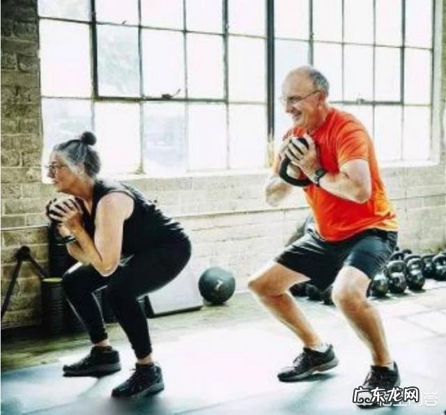 六十多岁的人每天怎样练习深蹲?