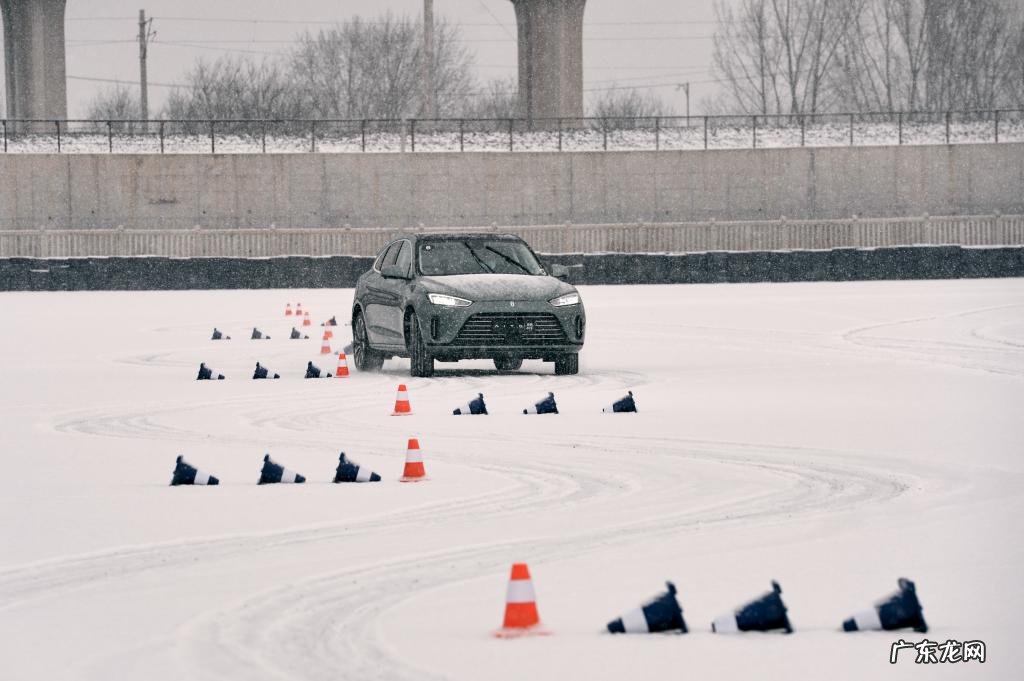 试驾AITO问界M5,除了鸿蒙座舱,底盘可细品