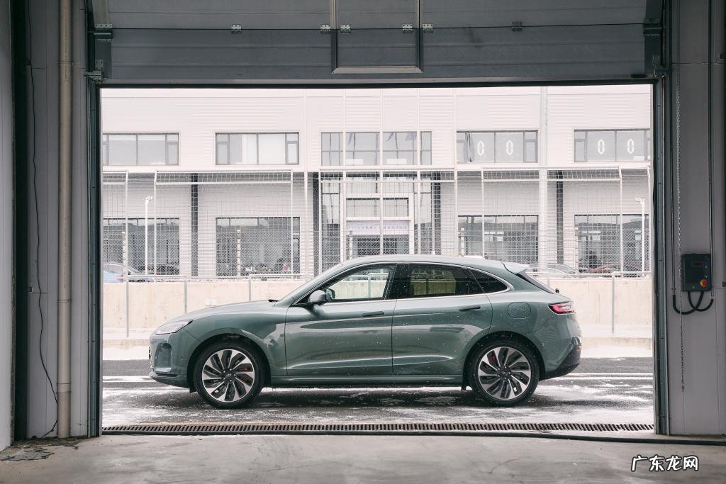 试驾AITO问界M5,除了鸿蒙座舱,底盘可细品