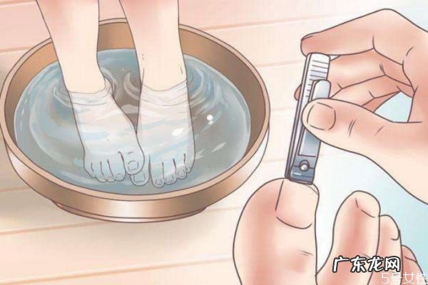 灰指甲是怎么造成的呢 应该怎么治疗灰指甲呢