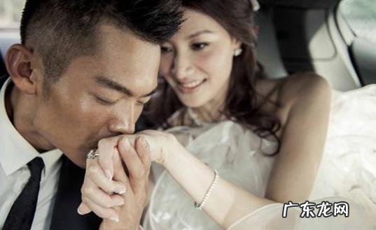 林丹谢杏芳十指相扣被网友戏称像“号脉”,你怎么看?