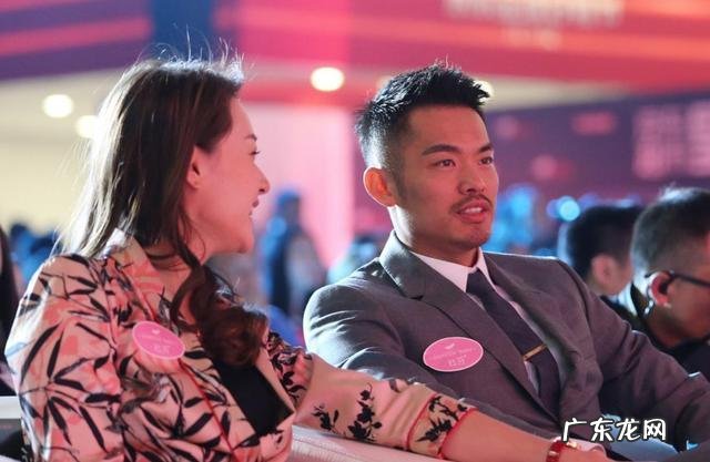 林丹谢杏芳十指相扣被网友戏称像“号脉”,你怎么看?