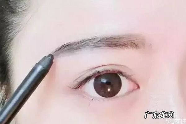 眉毛怎么定妆才会不脱妆 眉毛脱妆怎么处理