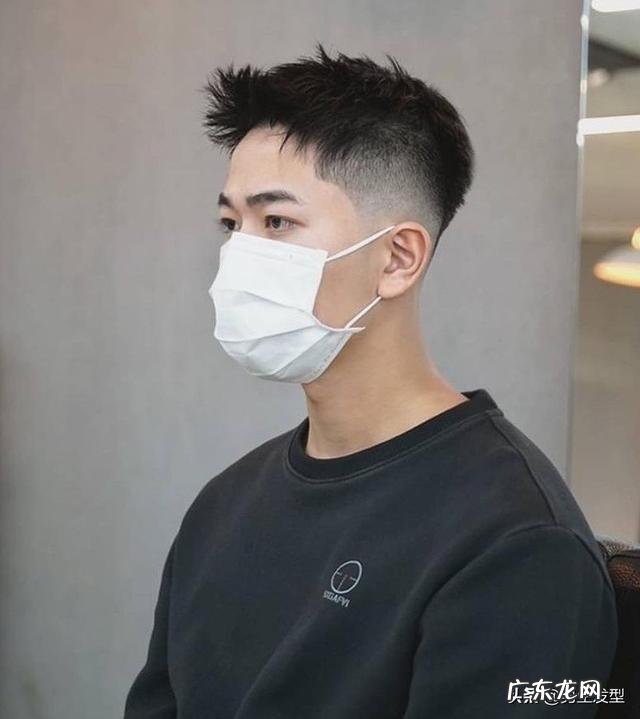 男士发型两边短中间竖起来 男生发型两边推短中间留长