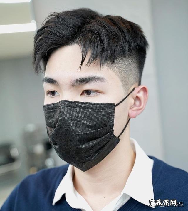 男士发型两边短中间竖起来 男生发型两边推短中间留长