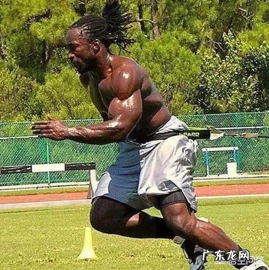 NBA球员和橄榄球运动员谁的身体素质更好? 练橄榄球的nba球员