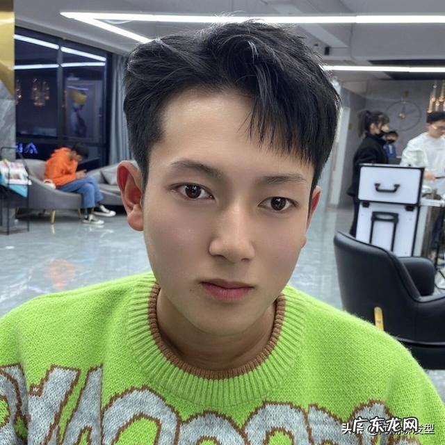 男生发型两边铲锅盖头 好看的锅盖头男生发型